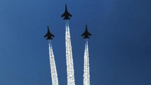 atraksi-sukhoi-terjun-payung-pukau-masyarakat-luwu | Berita Positive 