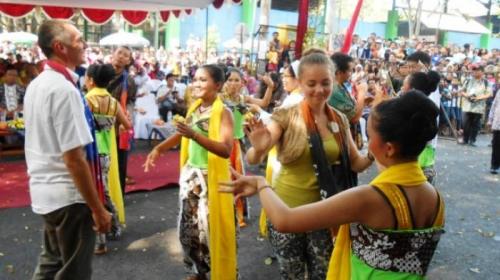 wisatawan-asing-menari-tayub-di-gelar-budaya-merapi | Berita Positif dan Berimbang, Berita Indonesia
