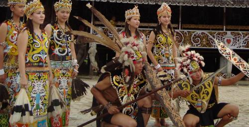 turis-eropa-kunjungi-perkampungan-suku-dayak | Berita Positive 