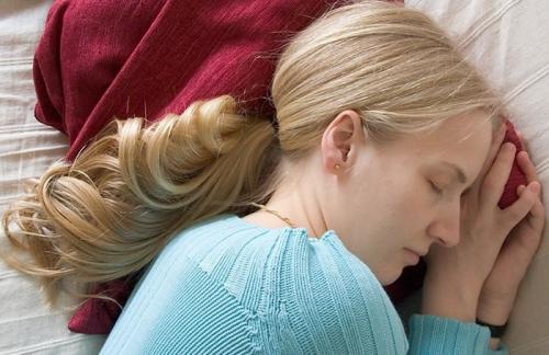 mengapa-mata-berkedut-saat-tidur | Berita Positive 