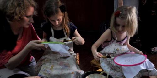 anakanak-norwegia-antusias-belajar-membatik | Berita Positive 