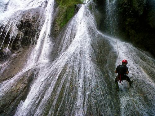 shower-climbing-wisata-petualangan-selain-arung-jeram-di-sukabumi | Berita Positive 