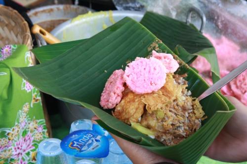 kurangi-plastik-jajan-di-kantin-sekolah-ini-wajib-pakai-pincuk | Berita Positive 